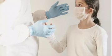 Κορονοϊός: 7 παιδιά ανάμεσα στα κρούσματα της Ελλάδας – Ποια ηλικιακή ομάδα πλήττεται – Τι λένε οι ειδικοί