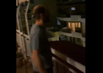 Με… Λένα Ζευγαρά η πρώτη απόπειρα για ομαδικό τραγούδι στις ελληνικές πολυκατοικίες – Άδοξο τέλος[video]