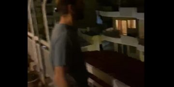 Με… Λένα Ζευγαρά η πρώτη απόπειρα για ομαδικό τραγούδι στις ελληνικές πολυκατοικίες – Άδοξο τέλος[video]