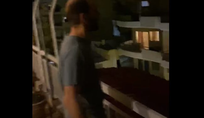 Με… Λένα Ζευγαρά η πρώτη απόπειρα για ομαδικό τραγούδι στις ελληνικές πολυκατοικίες – Άδοξο τέλος[video]