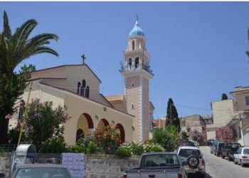ερέας έβαλε μεγάφωνα για να ακούγεται η Θεία Λειτουργία από τα σπίτια και ένας γείτονας… έφερε την αστυνομία!