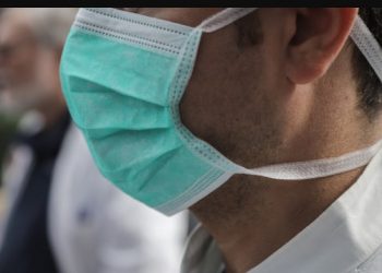 «Ως νοσηλευτής, δεν θέλω να με χειροκροτήσετε από τα μπαλκόνια σας. Θέλω να μείνετε σε αυτά»