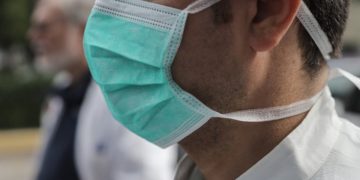 Alldaynews.gr «Ως νοσηλευτής, δεν θέλω να με χειροκροτήσετε από τα μπαλκόνια σας. Θέλω να μείνετε σε αυτά»