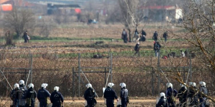 Έβρος – Καστανιές: Καταχειροκροτήθηκαν από τους κατοίκους οι άνδρες των ΜΑΤ[video]