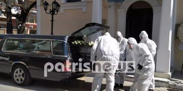 Με μάσκες και ειδικές στολές στην κηδεία του Μανώλη Αγιομυργιαννάκη! Πρωτόγνωρες και σπαρακτικές σκηνές