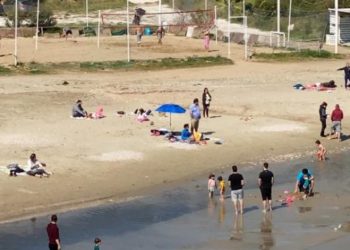 Τραγικό! Ελληνάρες πήγαν για μπάνιο στις παραλίες![video]