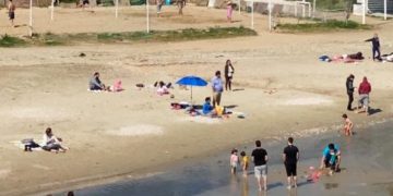 Τραγικό! Ελληνάρες πήγαν για μπάνιο στις παραλίες![video]