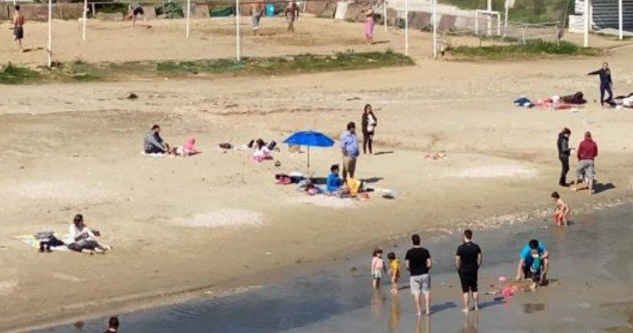 Τραγικό! Ελληνάρες πήγαν για μπάνιο στις παραλίες![video]