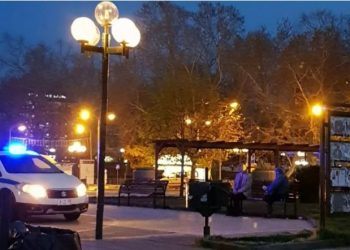 Τρίκαλα: Απαράδεκτοι!Το περιπολικό φώναζε κι οι παππούδες… δεν έφευγαν από την πλατεία