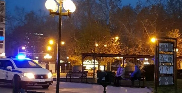 Τρίκαλα: Απαράδεκτοι!Το περιπολικό φώναζε κι οι παππούδες… δεν έφευγαν από την πλατεία