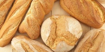 Alldaynews.gr “Ελληνάρας” Νεαρός Έφτυνε τα ψωμιά μέσα σε super market