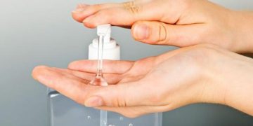 Alldaynews.gr Τρόποι για να αντιμετωπίσετε την ξηροδερμία στα χέρια σας εξαιτίας της συχνής χρήσης αντισηπτικών και πλυσίματος