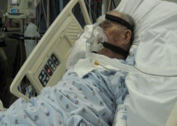 Στεκόταν δίπλα στον παππού του και λίγο πριν πεθάνει άνοιξε η πόρτα – Όταν είδε ποιος είναι πάγωσε