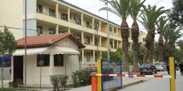 Υπάλληλος γραφείου τελετών έδειρε εργαζόμενο νοσοκομείου γιατί του έκανε σύσταση για τα μέτρα