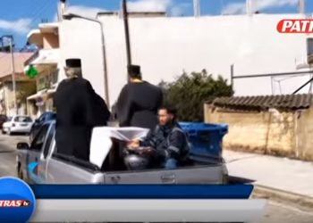 Αίγιο: Παπάδες σε κομβόι με Ντάτσουν και Mercedes ράντισαν την πόλη με αγιασμό για τον κορωνοϊό[video]