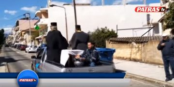 Αίγιο: Παπάδες σε κομβόι με Ντάτσουν και Mercedes ράντισαν την πόλη με αγιασμό για τον κορωνοϊό[video]