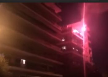 Ποιος κορωνοϊός; Σαββατιάτικο πάρτι στα μπαλκόνια της Αθήνας με φωτορυθμικά και… καπνογόνα[video]