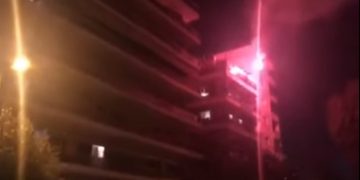 Ποιος κορωνοϊός; Σαββατιάτικο πάρτι στα μπαλκόνια της Αθήνας με φωτορυθμικά και… καπνογόνα[video]