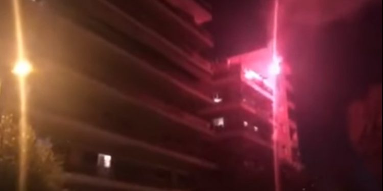 Ποιος κορωνοϊός; Σαββατιάτικο πάρτι στα μπαλκόνια της Αθήνας με φωτορυθμικά και… καπνογόνα[video]