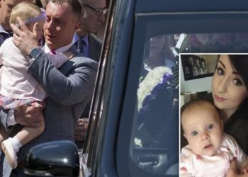 Πήγε την κόρη του στην κηδεία της 20χρονης μητέρας της – Όταν δείτε πώς έφυγε θα δακρύσετε