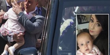 Alldaynews.gr Πήγε την κόρη του στην κηδεία της 20χρονης μητέρας της – Όταν δείτε πώς έφυγε θα δακρύσετε