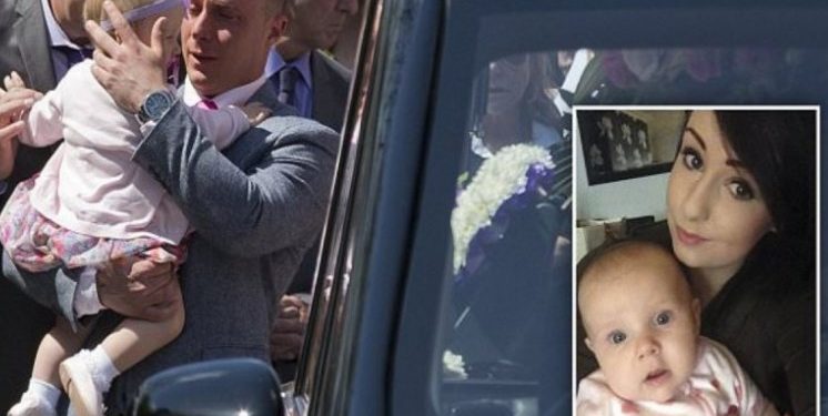 Alldaynews.gr Πήγε την κόρη του στην κηδεία της 20χρονης μητέρας της – Όταν δείτε πώς έφυγε θα δακρύσετε