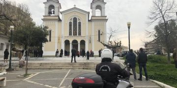 Alldaynews.gr Γυναίκα τα βάζει με αστυνομικούς έξω από Εκκλησία: «Λυσσάξατε να μας διώξετε από τις εκκλησίες»