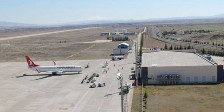 Κορωνοϊός: Σε καραντίνα αεροπλάνο με 57 επιβάτες