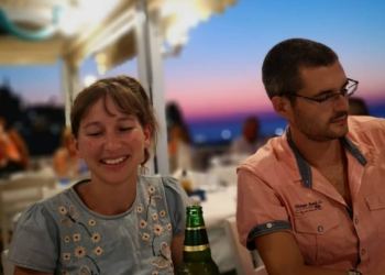 Ζευγάρι Βρετανών παραιτήθηκε από δουλειά των 23.000 ευρώ το χρόνο και πήγε να ζήσει σε χωριό της Κρήτη (pics, video)