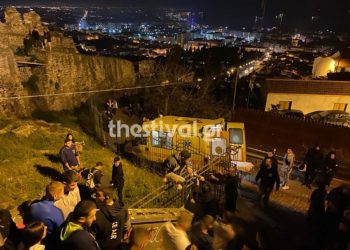 Πτώση νεαρής από τα τείχη της Θεσσαλονίκης – Μεταφέρθηκε στο νοσοκομείο (pics, video)