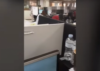 Εργοδοτική αυθαιρεσία, κρατική αδιαφορία: 50 εργαζόμενοι call-center πουλάνε μάσκες και αντισηπτικά στοιβαγμένοι σε 40 τ.μ.! (Video)