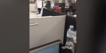 Alldaynews.gr Εργοδοτική αυθαιρεσία, κρατική αδιαφορία: 50 εργαζόμενοι call-center πουλάνε μάσκες και αντισηπτικά στοιβαγμένοι σε 40 τ.μ.! (Video)