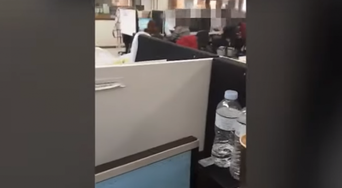 Alldaynews.gr Εργοδοτική αυθαιρεσία, κρατική αδιαφορία: 50 εργαζόμενοι call-center πουλάνε μάσκες και αντισηπτικά στοιβαγμένοι σε 40 τ.μ.! (Video)