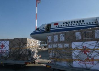 Δώρο από την Κίνα στην Ελλάδα: 18 τόνοι ιατρικό υλικό με γάντια, μάσκες, γυαλιά