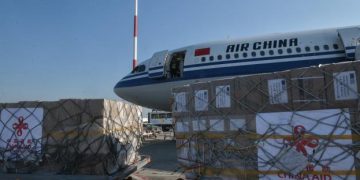 Alldaynews.gr Δώρο από την Κίνα στην Ελλάδα: 18 τόνοι ιατρικό υλικό με γάντια, μάσκες, γυαλιά