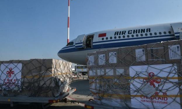 Alldaynews.gr Δώρο από την Κίνα στην Ελλάδα: 18 τόνοι ιατρικό υλικό με γάντια, μάσκες, γυαλιά