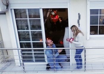 Καβάλα: Μια πρόταση γάμου υπερπαραγωγή με γιγαντοπανό και πυροτεχνήματα!