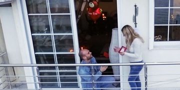 Καβάλα: Μια πρόταση γάμου υπερπαραγωγή με γιγαντοπανό και πυροτεχνήματα!