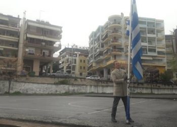 Συγκίνηση: Διευθυντής σχολείου τίμησε ολομόναχος την 25η Μαρτίου (pic)