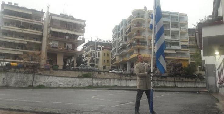 Alldaynews.gr Συγκίνηση: Διευθυντής σχολείου τίμησε ολομόναχος την 25η Μαρτίου (pic)