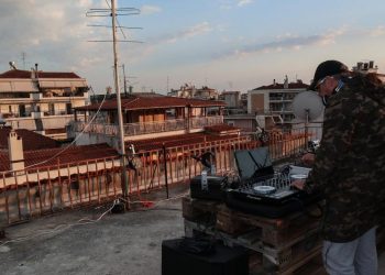 Κορονοϊός: Λαρισαίος dj έκανε το πρώτο ταράτσα-πάρτι από απόσταση (pics & vids)