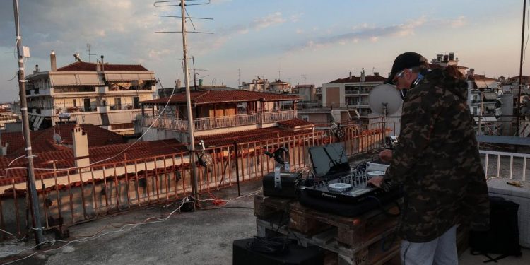 Alldaynews.gr Κορονοϊός: Λαρισαίος dj έκανε το πρώτο ταράτσα-πάρτι από απόσταση (pics & vids)