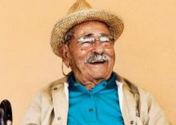 Ικαριώτης έκλεισε τα 100 χρόνια ζωής και το γιόρτασε με ταγκό σε ένα μεγάλο πάρτι!