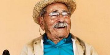 Ικαριώτης έκλεισε τα 100 χρόνια ζωής και το γιόρτασε με ταγκό σε ένα μεγάλο πάρτι!