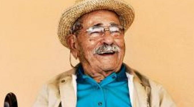 Ικαριώτης έκλεισε τα 100 χρόνια ζωής και το γιόρτασε με ταγκό σε ένα μεγάλο πάρτι!