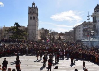 Απτόητη η Κοζάνη- Με χορούς και τραγούδια η Αποκριά στην πόλη (video)