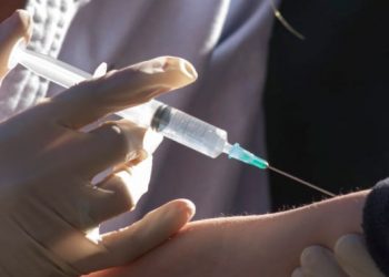 Κορωνοϊός: Εθελοντές μολύνονται με τον ιό για να τους γίνουν πειράματα για το εμβόλιο! Δείτε πόσα λεφτά παίρνουν…