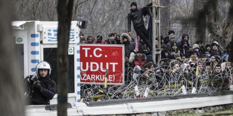 Alldaynews.gr ΑΝΑΛΗΘΕΣ ΑΡΘΡΟ: Συνελήφθη Τούρκος με ρούχα της Στρατοχωροφυλακής να οδηγεί παράνομους μετανάστες μέσα σε ελληνικό έδαφος (βίντεο)