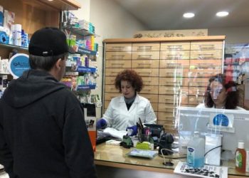 Θωρακισμένα τα φαρμακεία της Λάρισας – Δείτε τα πλέξιγκλας που έχουν τοποθετηθεί (φωτο)