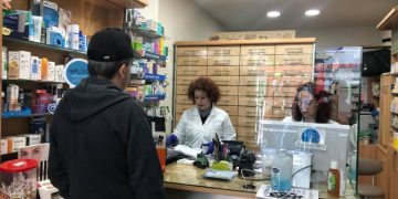 Θωρακισμένα τα φαρμακεία της Λάρισας – Δείτε τα πλέξιγκλας που έχουν τοποθετηθεί (φωτο)